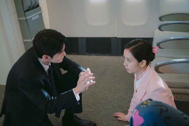 Mantan personel Wanna One, Ong Seung Woo bertransformasi sebagai agen rahasia yang muncul di hadapan Jisoo BLACKPINK ketiga bertugas sebagai pramugari di dunia virtual. Foto: dok. Netflix