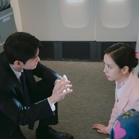 Mantan personel Wanna One, Ong Seung Woo bertransformasi sebagai agen rahasia yang muncul di hadapan Jisoo BLACKPINK ketiga bertugas sebagai pramugari di dunia virtual. Foto: dok. Netflix