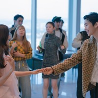 Siapa sangka Jay Park juga dipasangkan dengan Jisoo BLACKPINK? Karakternya adalah seorang popstar, tak jauh berbeda dari kehidupan nyata. Foto: dok. Netflix