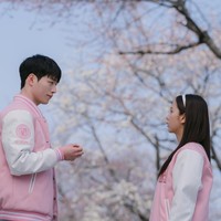 Penayangan drama Korea Boyfriend on Demand semakin dinantikan. Netflix merilis foto kencan Jisoo BLACKPINK bareng sederet aktor tampan yang dipasangkan dengannya termasuk Seo Kang Joon. Keduanya menikmati kencan virtual dengan latar romantis di kampus. Foto: dok. Netflix