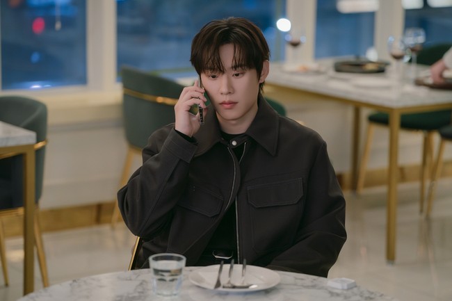 Still cuts terbaru yang dirilis Netflix kini mengungkap bahwa Kim Seung Cheol juga akan tampil sebagai mantan kekasih Jisoo BLACKPINK. Penggemar dapat menantikan penayangan Boyfriend on Demand pada 6 Maret 2026. Foto: dok. Netflix