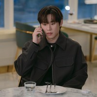 Still cuts terbaru yang dirilis Netflix kini mengungkap bahwa Kim Seung Cheol juga akan tampil sebagai mantan kekasih Jisoo BLACKPINK. Penggemar dapat menantikan penayangan Boyfriend on Demand pada 6 Maret 2026. Foto: dok. Netflix