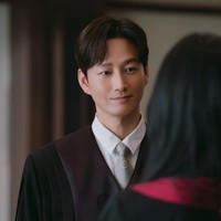Lee Hyun Wook turut meramaikan jajaran pemain drama Korea Boyfriend on Demand sebagai hakim tampan. Penasaran seperti apa kisah cintanya dengan Jisoo BLACKPINK yang langganan simulasi kencan virtual? Foto: dok. Netflix