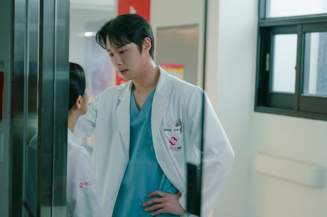 Lee Jae Wook membuat jantung fans berdebar sejak trailer drama komedi romantis ini dirilis. Ia akan tampil sebagai seorang dokter yang menyatakan cintanya kepada Jisoo BLACKPINK. Foto: dok. Netflix