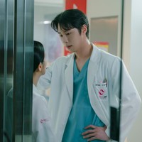 Lee Jae Wook membuat jantung fans berdebar sejak trailer drama komedi romantis ini dirilis. Ia akan tampil sebagai seorang dokter yang menyatakan cintanya kepada Jisoo BLACKPINK. Foto: dok. Netflix