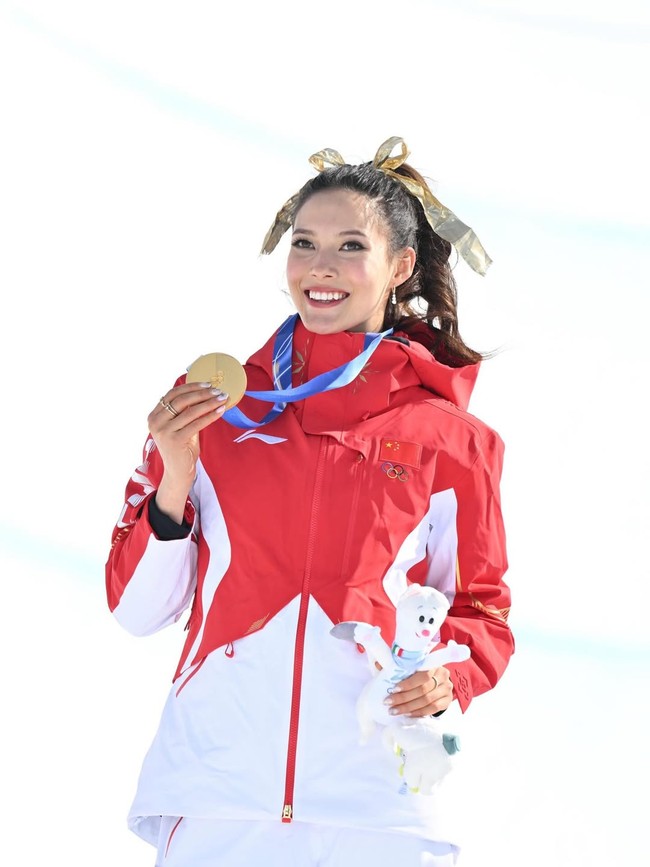 Dengan tambahan emas ini, Gu kini mengoleksi tiga medali emas dan tiga medali perak sepanjang karier Olimpiadenya. Sebelumnya, di Olimpiade Musim Dingin Beijing 2022, ia mencuri perhatian dunia dengan dua emas dan satu perak, menjadikannya salah satu bintang terbesar pesta olahraga tersebut. Foto: dok. Instagram @eileengu