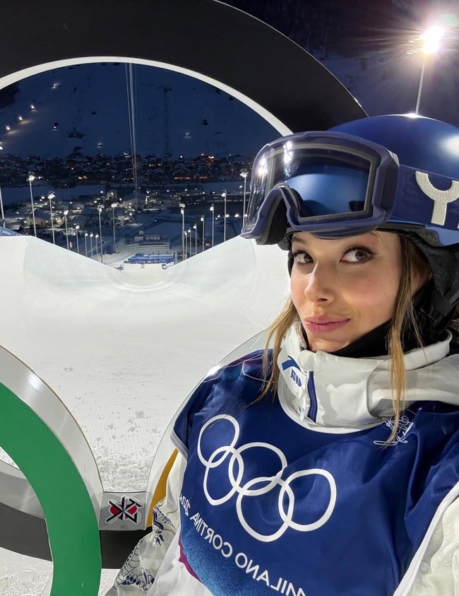 Eileen Gu meraih medali emas di nomor freeski halfpipe putri pada ajang Olimpiade Musim Dingin Milan.  Di final yang digelar di Livigno Snow Park, atlet cantik 22 tahun itu mencatatkan skor terbaik 94,75. Selain menjadi atlet, Eileen juga dikenal sebagai model.  Foto: dok. Instagram @eileengu