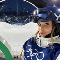 Eileen Gu meraih medali emas di nomor freeski halfpipe putri pada ajang Olimpiade Musim Dingin Milan.  Di final yang digelar di Livigno Snow Park, atlet cantik 22 tahun itu mencatatkan skor terbaik 94,75. Selain menjadi atlet, Eileen juga dikenal sebagai model.  Foto: dok. Instagram @eileengu