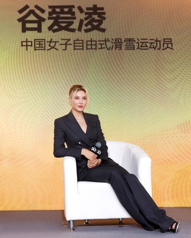 Lahir dan besar di San Francisco, Amerika Serikat, Gu mengambil keputusan besar dengan menjadi atlet untuk negara China, tanah kelahiran ibunya. Keputusan itu sempat memicu perdebatan, tetapi ia menjelaskan alasannya secara terbuka. Foto: dok. Instagram @eileengu