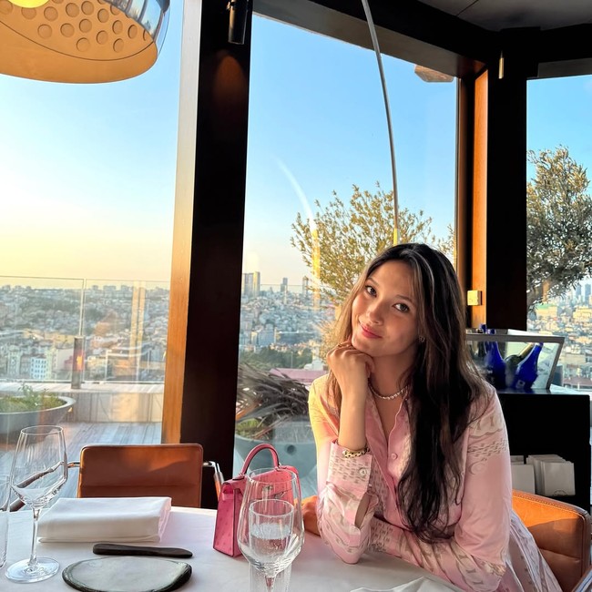 Pilihan itu terbukti membawa dampak besar, bukan hanya secara prestasi tetapi juga pengaruh sosial. Pada 2022, ia mencatat sejarah sebagai atlet action sports pertama yang meraih tiga medali dalam satu Olimpiade Musim Dingin. Foto: dok. Instagram @eileengu