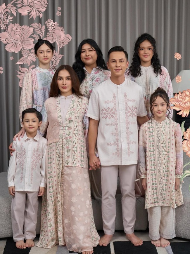 Keluarga Andhika Pratama dan Ussy Sulistiawaty beberapa waktu lalu menjalani pemotretan edisi Lebaran untuk salah satu merek baju muslim. Ussy dan Andhika bersama kelima anaknya tampil kompak kenakan busana bernuansa pink dan putih. Foto: Instagram/@geulis.id