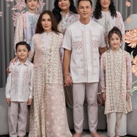 Keluarga Andhika Pratama dan Ussy Sulistiawaty beberapa waktu lalu menjalani pemotretan edisi Lebaran untuk salah satu merek baju muslim. Ussy dan Andhika bersama kelima anaknya tampil kompak kenakan busana bernuansa pink dan putih. Foto: Instagram/@geulis.id