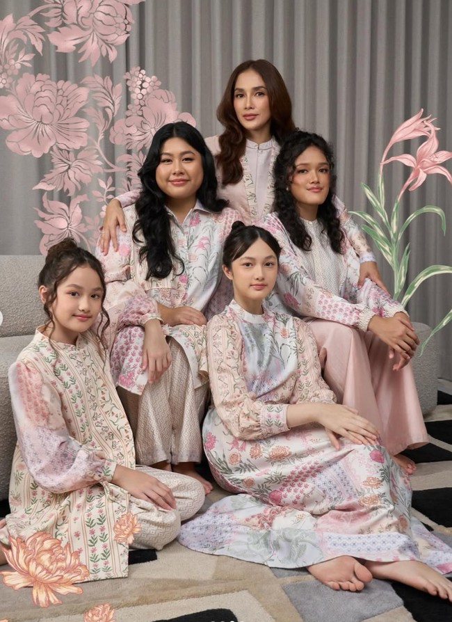 Ussy bersama keempat anak perempuannya tampil cantik dengan busana seragam motif floral. Foto: Instagram/@geulis.id
