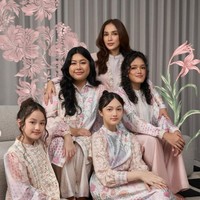 Ussy bersama keempat anak perempuannya tampil cantik dengan busana seragam motif floral. Foto: Instagram/@geulis.id