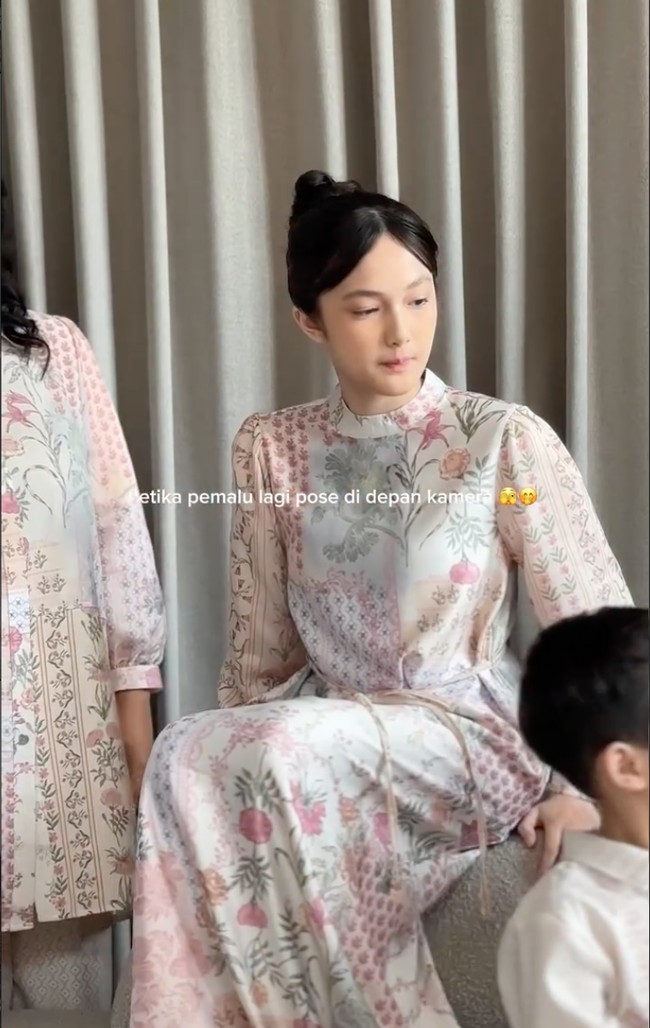 Penampilan Elea terlihat simpel namun tetap rapi dengan rambut model sleek yang dicepol ke belakang. Mempertahankan kecantikan naturalnya, wajahnya tampak hanya dirias tipis. Foto: Instagram/@geulis.id