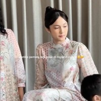 Penampilan Elea terlihat simpel namun tetap rapi dengan rambut model sleek yang dicepol ke belakang. Mempertahankan kecantikan naturalnya, wajahnya tampak hanya dirias tipis. Foto: Instagram/@geulis.id