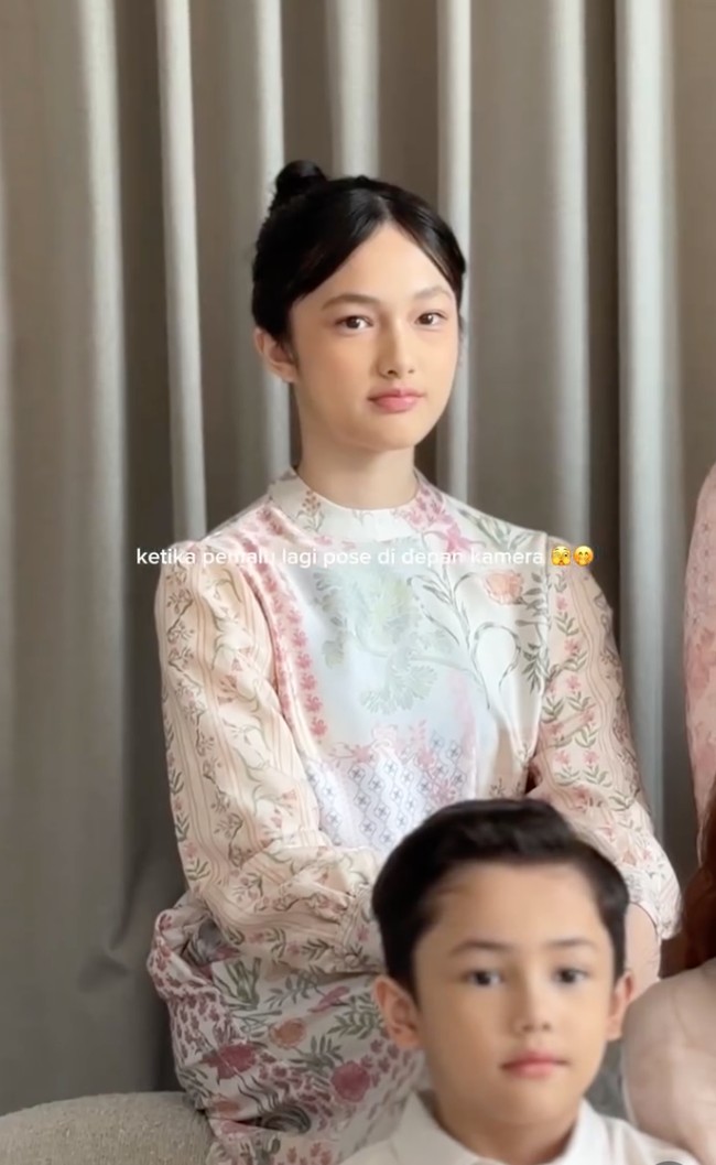 Dalam salah satu video yang diunggah oleh Instagram merek baju tersebut, Elea terlihat masih malu-malu bergaya di depan kamera. Kolom komentar unggahan sendiri dibanjiri dengan para netizen yang memuji kecantikan Elea. Foto: Instagram/@geulis.id