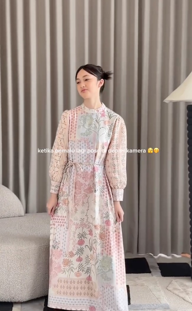 Lahir pada 28 Oktober 2012, saat ini Elea berusia 12 tahun. Banyak netizen yang menyebut Elea memiliki kemiripan dengan artis cantik Chelsea Islan. Foto: Instagram/@geulis.id