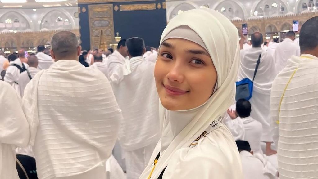 Faby Marcelia Alami Hal Gak Terduga Saat Umrah: Ditarik dan Dipeluk Orang Asing