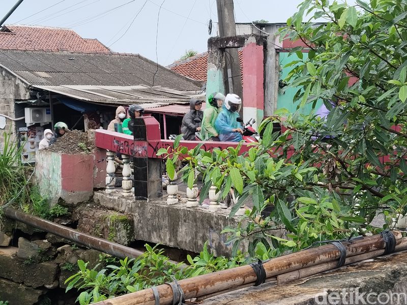 Fondasi jembatan di Kampung Pulo, Cipayung, Depok, rusak.