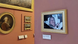 Aksi Aktivis Pasang Foto Andrew di Museum Louvre Tiru Banksy