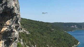 Seorang pemanjat tebing tampak panik ketika kacamatanya terlepas dan melayang di udara, tertangkap kamera tepat sebelum jatuh. Foto: Boredpanda