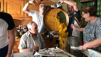 Detik ketika satu loyang nasi besar tumpah ke meja makan, sementara ekspresi orang-orang di sekitarnya tak kalah dramatis. Foto: Boredpanda