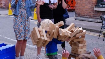 Momen sepersekian detik saat susunan balok kayu runtuh dan “menghujani” bocah kecil di bawahnya. Foto: Boredpanda
