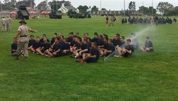 Seorang peserta latihan duduk santai tanpa sadar berada tepat di jalur semprotan air. Foto: Boredpanda