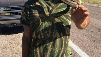 Ekspresi tak terduga seorang pria saat seekor ular tepat menyentuh wajahnya. Timing yang bikin salah fokus! Foto: Boredpanda