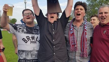 Seorang pria merayakan kemenangan dengan penuh semangat, tanpa sadar ada papan tepat di atas kepalanya. Foto: Boredpanda