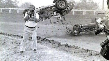 Seorang Fotografer Melewatkan Jepretan Sempurna di Baliknya Foto: Boredpanda