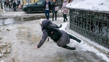 Sepersekian detik sebelum tubuhnya benar-benar menghantam es. Ekspresi panik dan posisi melayang ini jadi bukti timing kamera yang brutal. Foto: Boredpanda