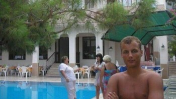 Seorang pria berpose santai di tepi kolam, sementara kejadian tak terduga di belakangnya mencuri perhatian.Foto: Borepnada