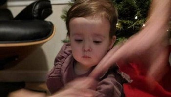 Seorang balita nyaris menyentuh api lilin ulang tahun, tepat saat tangan orang dewasa sigap mencegahnya. Momen tegang sekaligus menggemaskan. Foto: Borepnada