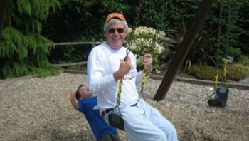 Seorang pria tersenyum santai di ayunan, tanpa sadar seorang bocah tepat berada di belakangnya. Detik sebelum tabrakan kecil terjadi. Foto: Borepnada