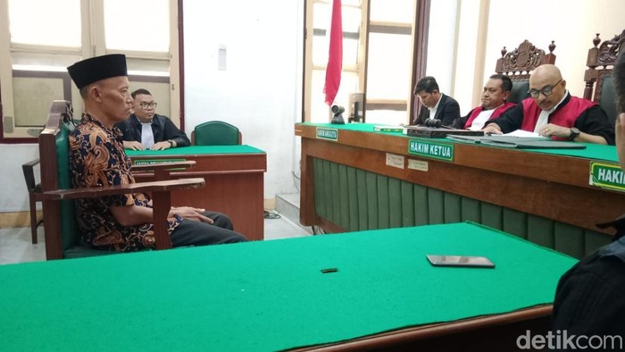 Foto: Terdakwa Tukimin dalam sidang putusan di ruang Cakra 7 Pengadilan Negeri Medan, Selasa(23/2/2026)
(Juita Sinuhaji/detikSumut)