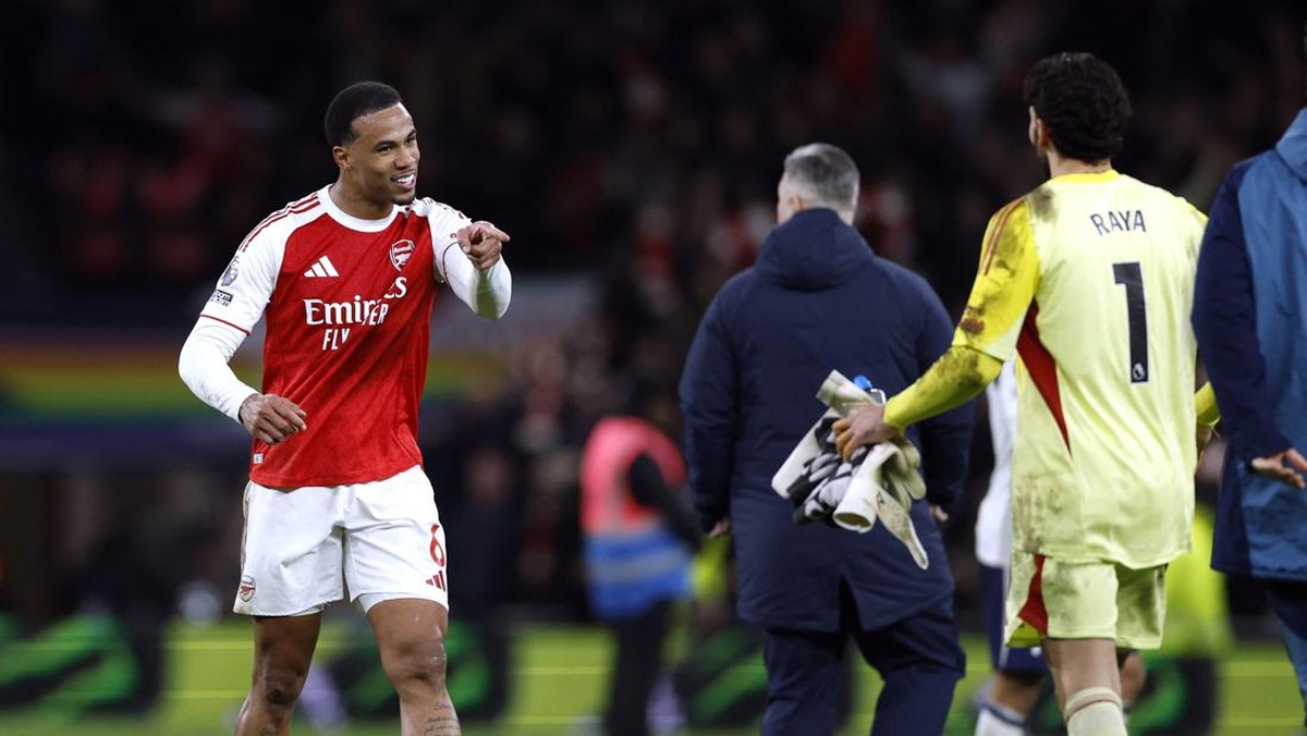 Gabriel ejek Richarlison usai Arsenal bantai Tottenham Hotspur. (Action Images via Reuters/Peter Cziborra)
