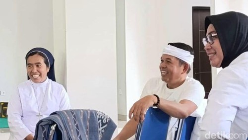 Gubernur Jawa Barat Dedi Mulyadi dan Suster Ika saat berada di Maumere, Kabupaten Sikka, NTT.