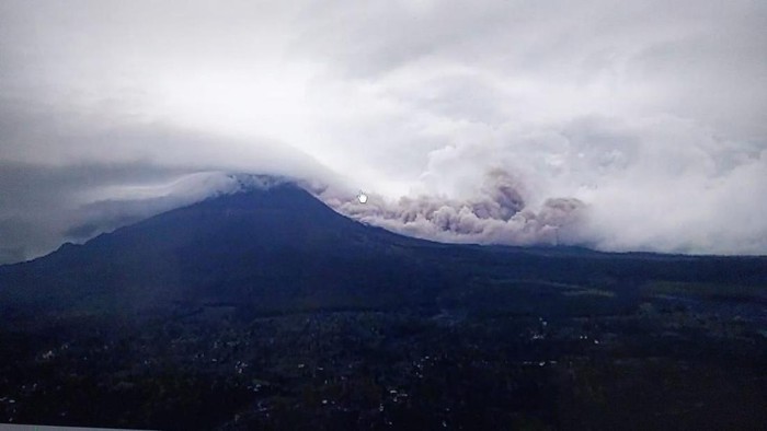 Gunung Semeru erupsi luncurkan awan panas guguran sejauh 3 km