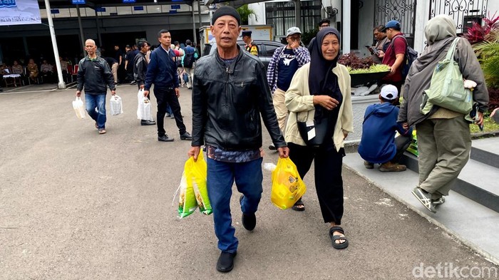 Hengki dan Uun senang beli beras murah di Mapolres Bandung.