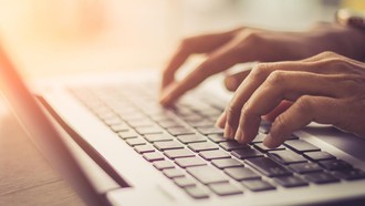 Viral Office Air Theory, Penyebab Wajah Kusam saat di Kantor, Ini Kata Dokter