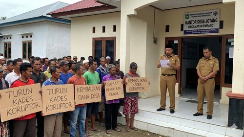 Ilustrasi kades mundur saat didemo warga. (Gemini AI)