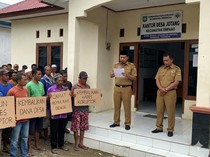 Diduga Selewengkan Dana, Kades di Sumbawa Mundur Saat Didemo Warga