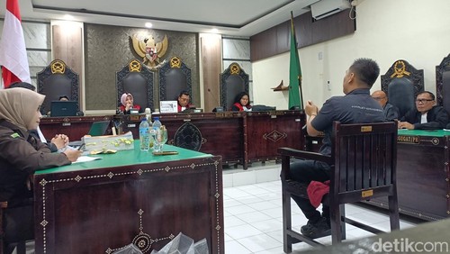 Ipda I Gde Aris Chandra Widianto dalam sidang di PN Mataram, Selasa (24/2/2026). (Foto : Abdurrasyid Efendi/detikBali).