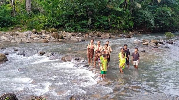 Iptu Arsilinus Lentar menginisiasi untuk membangun jembatan darurat di Kampung Lesem, Desa Golo Lajang, Kecamatan Pacar, Manggarai Barat, Nusa Tenggara Timur.