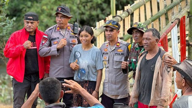 Iptu Arsilinus Lentar menginisiasi untuk membangun jembatan darurat di Kampung Lesem, Desa Golo Lajang, Kecamatan Pacar, Manggarai Barat, Nusa Tenggara Timur.