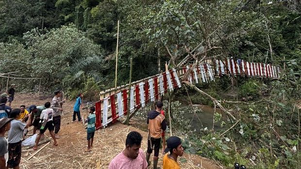 Iptu Arsilinus Lentar menginisiasi untuk membangun jembatan darurat di Kampung Lesem, Desa Golo Lajang, Kecamatan Pacar, Manggarai Barat, Nusa Tenggara Timur.