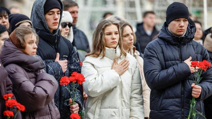 People gather during moment of silence to pay tribute for victims of the Russian invasion, on the day marking the fourth anniversary of the full-scale Russian invasion of Ukraine, amid Russia's attack on Ukraine, in the town of Irpin, Kyiv region, Ukraine February 24, 2026. REUTERS/Alina Smutko