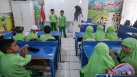 Sejumlah siswa tampak antusias mengikuti rangkaian kegiatan pesantren kilat Ramadan 1447 Hijriah di SDN 84 Kendari, Selasa (24/2/2026). Program ini menjadi sarana pembinaan karakter sekaligus pendalaman nilai-nilai keagamaan bagi peserta didik dari berbagai jenjang pendidikan. ANTARA FOTO/Andry Denisah